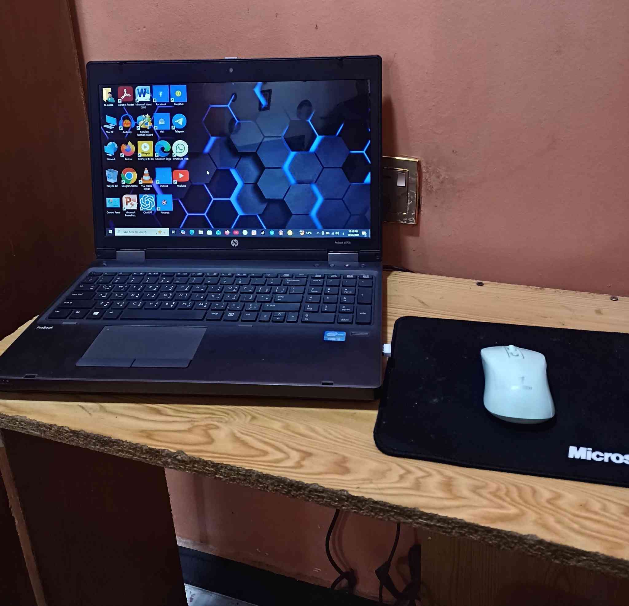 لابتوب hp
الشركة المصنعة: HP (Hewlett-Packard)
السلسلة / الموديل: HP ProBook 6570b
نظام التشغيل: Windows 10 Pro ‏64-bit
المعالج (CPU):
Intel Core i5-3230M
الجيل الثالث
سرعة 2.60GHz
عدد الأنوية: 2 (4 Threads)
الذاكرة العشوائية (RAM):
8GB (8192MB)
كرت الشاشة (غالبًا):
Intel HD Graphics 4000 (مدمج)
(لأن هذا الموديل يأتي عادةً بكرت مدمج)
إصدار DirectX:
DirectX 12
الشاشة:
قياس تقريبي 15.6 إنچ
دقة HD / HD+ (حسب النسخة)
التخزين:
غير مذكور بالصورة
(غالبًا HDD ويمكن استبداله بـ SSD)
لوحة المفاتيح:
كاملة مع Numpad (أرقام جانبية)
الهيكل:
متين (فئة أعمال – Business Class)
الاستخدام المناسب:
✔ تصفح الإنترنت
✔ يوتيوب ومشاهدة فيديو
✔ برامج أوفيس
✔ دراسة وبرمجة خفيفة
✖ غير مناسب للألعاب الحديثة الثقيلة

يأتي مع الابتوب: 
حقيبة 
ماوس 
السعر: 250 وبيه مجال 

مكاني الفلوجه حي الرسالة 
للتواصل:
 ‏‪***********‬‏‬‏
***********
او خاص 🤎
