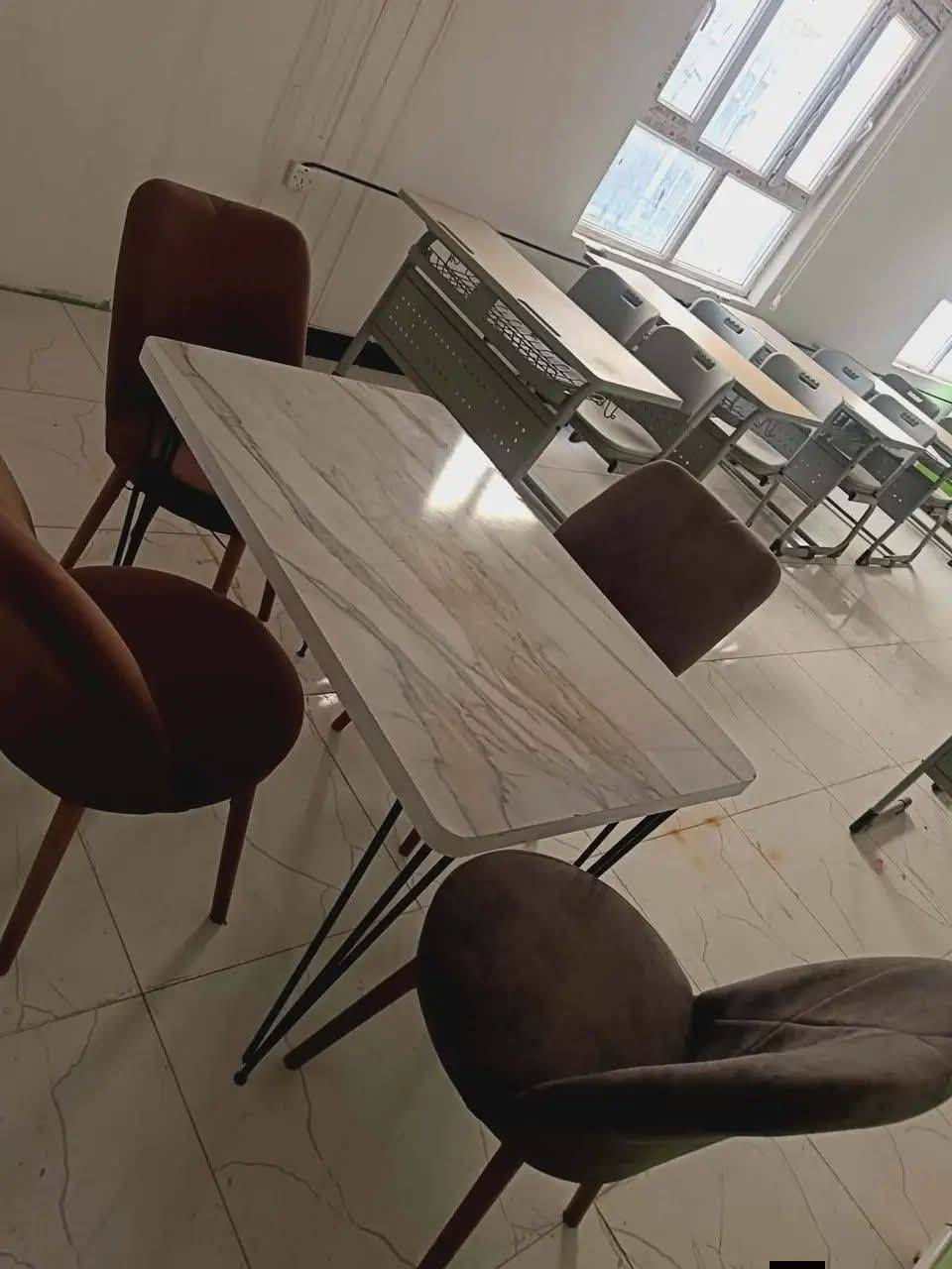 ميوزه وكراسي للبيع عدد 10او اكثر كل ميز وياه 4 كراسي 
بسعر 55 الف للميز الواحد  
استفسار ***********
