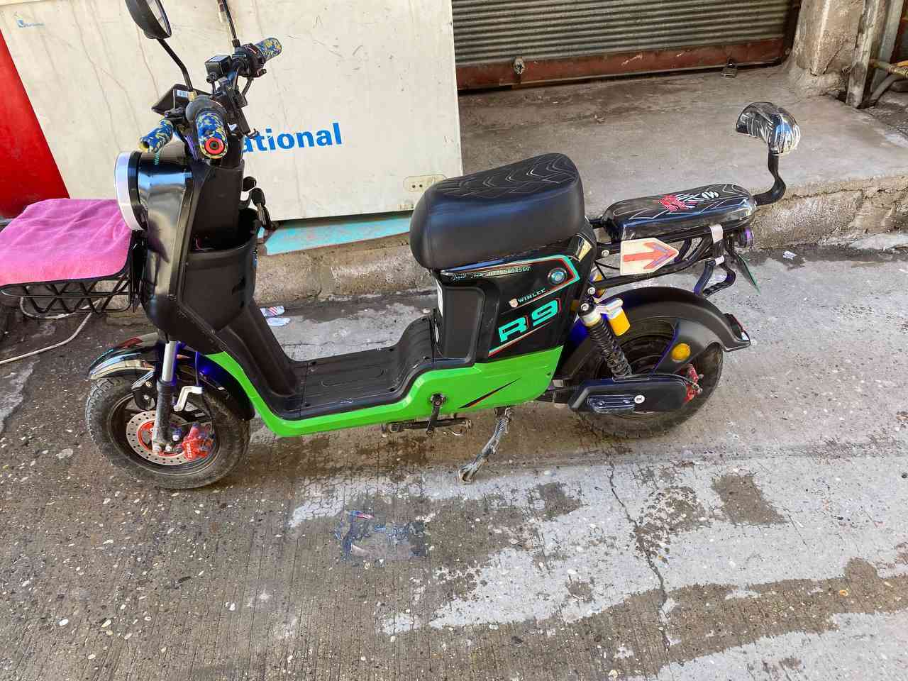 ماطور R9 نظيف السرعه 109 وكل شيء شغال          خمس بطاريات للبيع السعر 375 وبي مجال مكاني ايسر الدركزليه رقمي***********/*********** يدري تواصل وياي بيه واتساب👌❤
