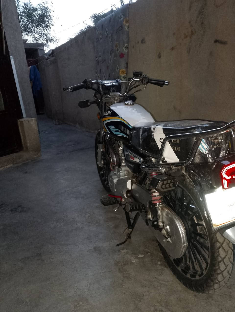 سيفان 24شكل 25للبيع كفالة عام.  بلاد مناقصهة.  اي شي ممتعوبة.  شرط.  725وبيهة مجال بسيط.  مكاني بلدروز شارع المسعودية. ***********
