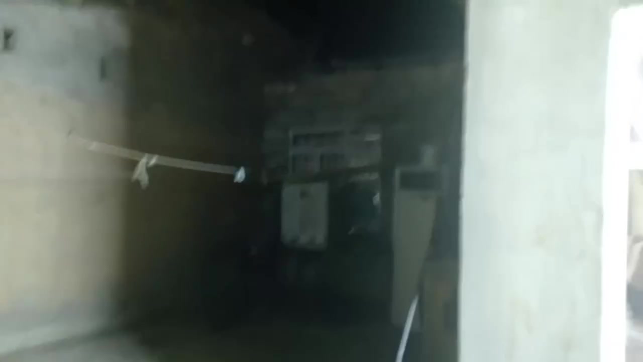 سلام عليكم بيت للبيع بالتجاوز مساحته 150 مربع غرفتين وهول سقف جنكو داخل البيت كله سقوف ثانويه  كرت مال بلديه موجود للاستفسار 
*********** بيه واتساب
