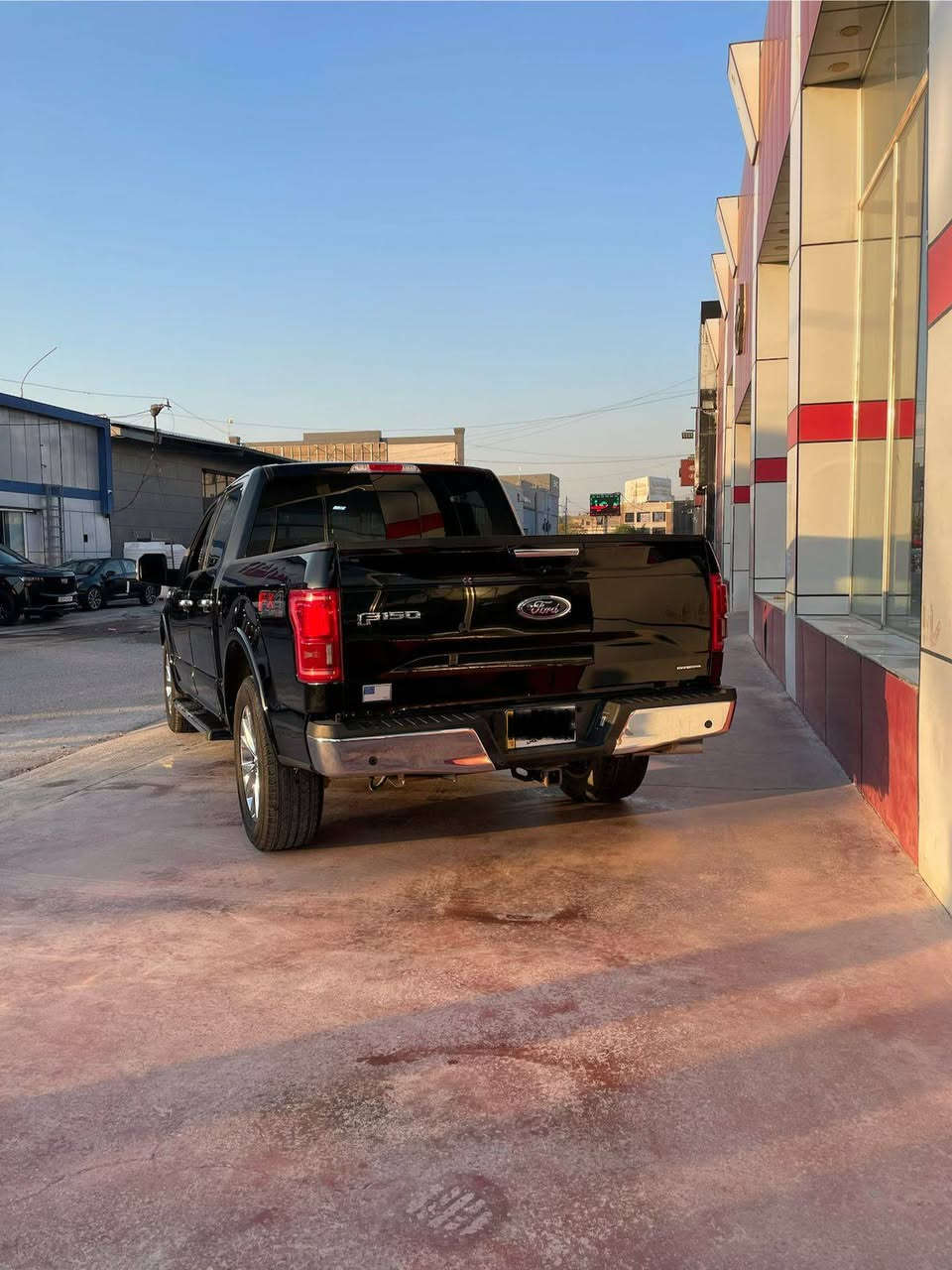 السلام عليكم 
للبيع  فورد f150 2020
سياره كلين بدون صبغ او ضرر  
فقط بارد باب السايق 
فول مواصفات واحد على ١ فورويل بارنوما 
الفئة فورد f_150 لاريات ٢٠٢٠
مكينه ٥٠٠٠ الاف ٨ سلندر 
كشنات جلد ميموري كهرباء تدفئة وتبريد وتحكم امامي وخلفي
تبريد قطعتين 
مانع تصادم وتحذير
مري كهرباء إشارة
اوتو بارك سيست بارك
اوف رود ايكو نورمال سبورت
و4X4فور ويل
نظام سحب مقطورة...جام خلفية للصيد متحركة 
دبل بانوراما
مري مزودة باشارة ولد ترحيب
مساعد استباق تصادم
نظام تحديد مسار  وتريد سرعة
ويل ١٨ 
تايرات جديدة 
عنوان بغداد 
مناسب السعر 
***********
