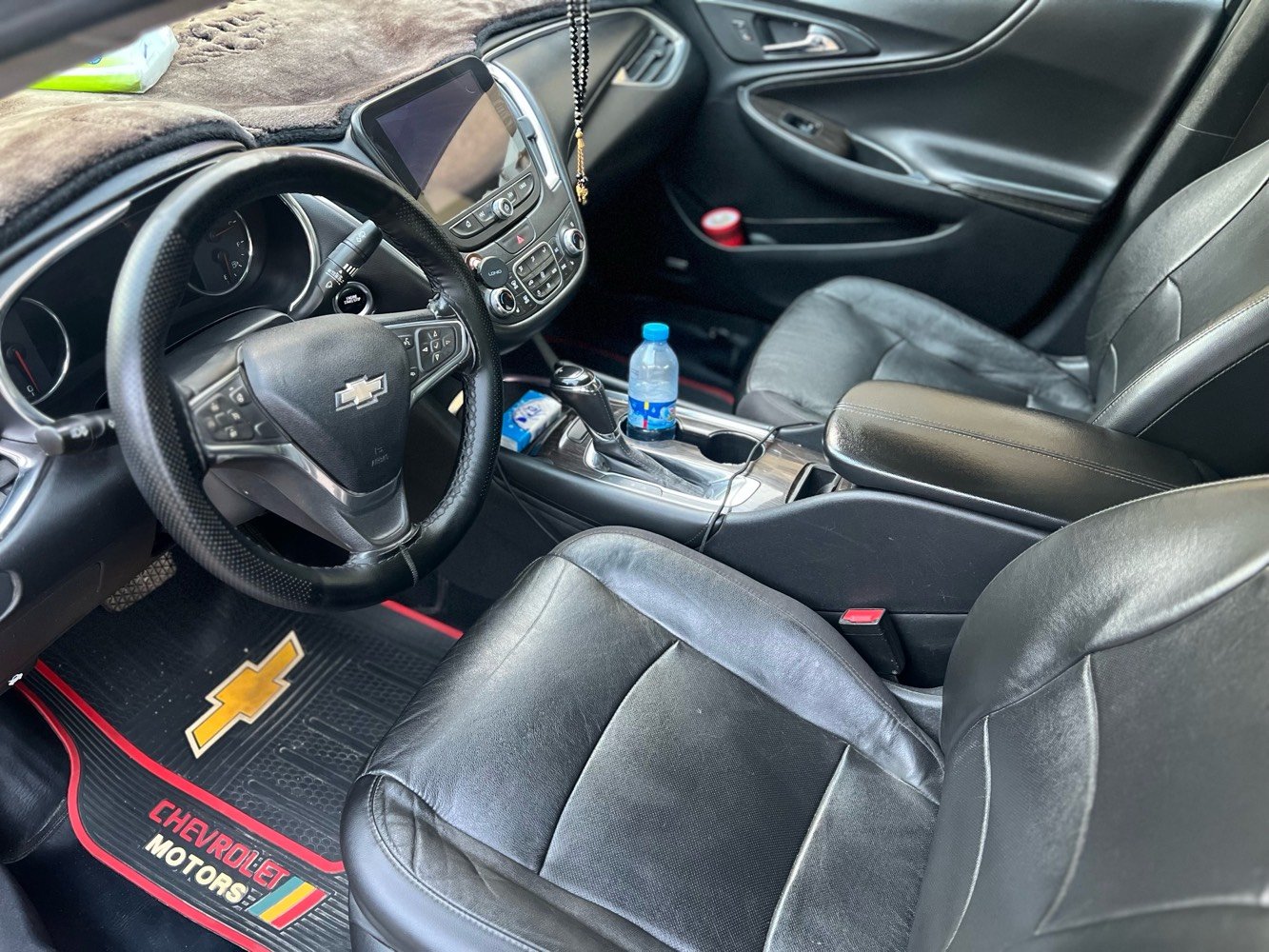 2020 PREMIER
المواصفات:
 1. كاميرا خلفية دوارة
 2. منظومة إدارة الشحن الكهربائي الذكي Intelligent Battery Management System للتحكم الذكي بشحن البطارية لإطالة عمرها قدر الإمكان
 3. منظومة ABS
 4. منظومة Traction Control وStabiliTrak
 5. منظومة إزالة الضباب تلقائيًا Auto Defog
 6. حساسات ضغط الإطارات
 7. مثبت سرعة
 8. تشغيل عن بعد
 9. إيقاف تشغيل تلقائي Auto Stop
 10. بانوراما
 11. بصمة بيبان + تشغيل + صندوق
 12. مرآة داخلية رؤية ليلية
 13. شاشة داشبورد تحتوي على ضبط تحكمات السيارة والرادارات، وتدعم Android Auto وApple CarPlay لعرض الخرائط والتحكم الصوتي
 14. بلوتوث + WiFi
 15. بوصلة
 16. كشنات جلد (تدفئة وتبريد للأمام + تدفئة للخلف فقط)
 17. تحكم كهربائي كامل بكشنات الأمام
 18. تبريد أمامي وخلفي
 19. إنارة داخلية في البيبان والداشبورد (بلادي)
 20. شاشة لعرض معلومات السيارة (ضغط/لزوجة الزيت، ضغط الإطارات، وغيرها)
 21. تحكمات ستيرن كاملة
 22. تحكم غلق وفتح باب الكراج Home Link
 23. أربع منافذ USB + 2 منفذ جداحة + منفذ كهرباء AC 120V
 24. نوافذ كهربائية أوتو للأربعة أبواب + باب السائق أوتو نزول وصعود
 25. إيرباغ من جميع الجهات (بما في ذلك الكشنات الأربعة وللأرجل الأمامية)
 26. ستيرن كهربائي
 27. محرك 2000cc تيربو
 28. هيتر للمرايا الجانبية
 29. شحن موبايل لاسلكي (Wireless)
30. ويل نجمة رياضي 18
⸻

ملاحظات:
 • رقم بغداد معوقين وكالة
 • السيارة ماشية حوالي 157814 كم (قابلة للزيادة)
 • تقرير حادث: جاملغ عكس السائق، بنيد صبغ، دوسة خلف السائق

للتفاصيل أكثر:

📞 ***********