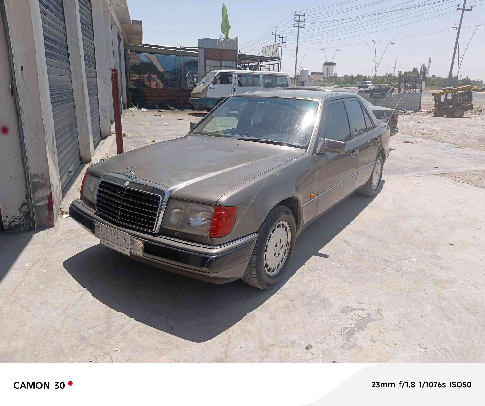 السلام عليكم للبيع سياره مارسدس مكينه 3000 تبريد ثلج تدفءه كهرباءيات كلهه شغاله رقم بغداد سنويه ما صاقطه تحويل ثاني يوم موديل 91 تخم تاير جديد صدر بس بوربرن خلفي واحد  تعبان سياره مال جناي نضيفه مكينه وكير بشرط مابيهه شي ما يشتغل سعر 48 بي مجال قليل الي مو شراي لا  يتعبني *********** مكان ديالى بعقوبه
