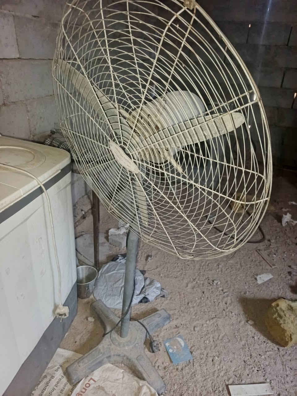 ابيع شلع
قفل ١٢٥ الف كولهن شلع 
الكمفيره شغاله 
المروحة شغاله 
الغساله ماعرف ليش متفر 
الطباخ شغال بس يرادله تبديلات وتنظيف 
الستفسار بلتعليقات


**إذا كنت صاحب هذا الإعلان وتريد حذفه لأي سبب، رجاءا أرسل رسالة إلى الدعم الفني**