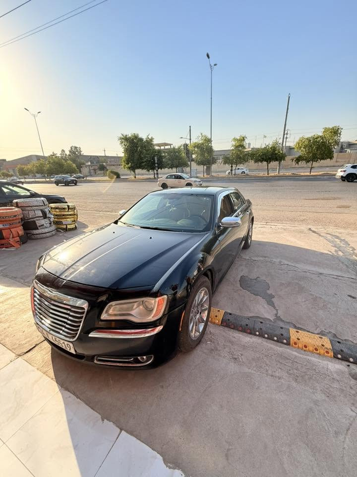 الأكثر انتشارًا)

* المحرك: V6 Pentastar سعة 3.6 لتر
* القوة: 292–300 حصان (حسب الفئة)
* العزم: 353 نيوتن.متر
* ناقل الحركة: أوتوماتيك 8 سرعات (في معظم نسخ V6)
* الدفع: خلفي أو رباعي (AWD) حسب الفئة.

2. Chrysler 300C بمحرك HEMI V8

* المحرك: V8 HEMI سعة 5.7 لتر
* القوة: 363 حصانًا
* العزم: 529 نيوتن.متر
* ناقل الحركة: أوتوماتيك 5 سرعات.
* الدفع: خلفي أو رباعي حسب الفئة.

التجهيزات الشائعة:

* مقاعد جلد كهربائية.
* شاشة لمس مع نظام Uconnect.
* كاميرا خلفية وحساسات.
* مثبت سرعة.
* فتحة سقف في بعض الفئات.
* نظام صوت فاخر في الفئات الأعلى.

المميزات:

* سيارة واسعة ومريحة.
* محرك 3.6 لتر قوي واعتمادي.
* قطع غيارها متوفرة وأسعارها أقل عادةً من السيارات الألمانية

الهاتف  *********** 

السعر ١٤٥٠٠$  ١٤٥ ورقة
