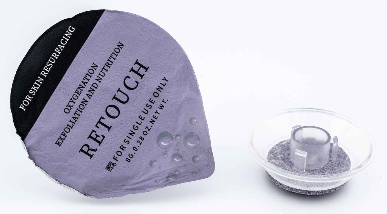 پۆدەکانی دیتۆکس – ئۆکسجین بۆ دەموچاو
پۆدەکانی جۆری جینیۆ

هەڵبژاردەیەکی نایاب بۆ چارەسەری دەموچاوی ماڵەوە بە ئەنجامێکی کاریگەر و هەمیشەیی.

ئەم سندوقە شەش کۆمەڵە چارەسەری دەموچاوی جیاوازی تێدایە. هەر سێتێکی دەموچاو سێ هەنگاوی هەیە: ١.

پاککردنەوەی قووڵ
قڵیشاندنی پێست و ئۆکسجین
سیرۆم کە ڕێگەی پێدەدەیت دانیشتن و خۆراکدانی پێستت بۆ زیاتر شێدارکردنەوە و گەنجبوونەوە
Detox Pods – Oxygen Facial: باشترین بژاردە بۆ پێستی هەستیار و بەرکەوتنی درێژخایەن بە خۆر.

سوودەکان:

پێستی تووڕە نەرم دەکات
دووبارە دروستبوونەوەی خانەکان زیاد دەکات
لەخۆ دەگرێت:

دەرهاویشتەی چای سەوز: دژە میکرۆب، زیان بە UV دەگەیەنێت
گلوکۆنات مس: هاندەری دروستکردنی کۆلاجین دەبێت
زەیتی مارولا: بەرەنگاریی ڕادیکاڵە ئازادەکان دەبێتەوە لە تیشکی سەروو بنەوشەیی
هەنگاوەکانی بەکارهێنان:

ماکیاژەکەت لاببە.
پرایمەرەکە بدە لە پێستت.
پۆدەکە بە دەوری پێستتدا بجوڵێنە کە بەهۆی بەرکەوتن لەگەڵ پرایمەرەکە چالاک دەبێت. کاتت لەگەڵ مەساجەکەدا تەرخان بکە کە پرۆسەی قڵیشاندن و ئۆکسجینکردن چالاک دەکات.
بە خاولییەکی تەڕ پێستت پاک بکەرەوە.
سیرۆمی دژە پیربوون بدە و با بەلایەنی کەمەوە بۆ ماوەی ٣٠ خولەک دابنیشێت السليمانية, العراق


**إذا كنت صاحب هذا الإعلان وتريد حذفه لأي سبب، رجاءا أرسل رسالة إلى الدعم الفني**