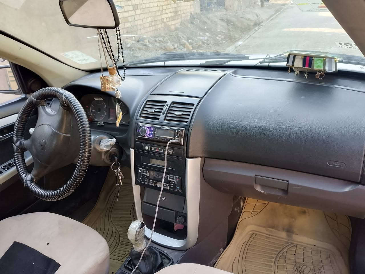 السلام عليكم سمند للبيع 2017 سياره حلوه رقمها بغداد والسياره مكانها بغداد والاستفسار على الرقم *********** السعر 55 وبيها مجال شيء قليل
