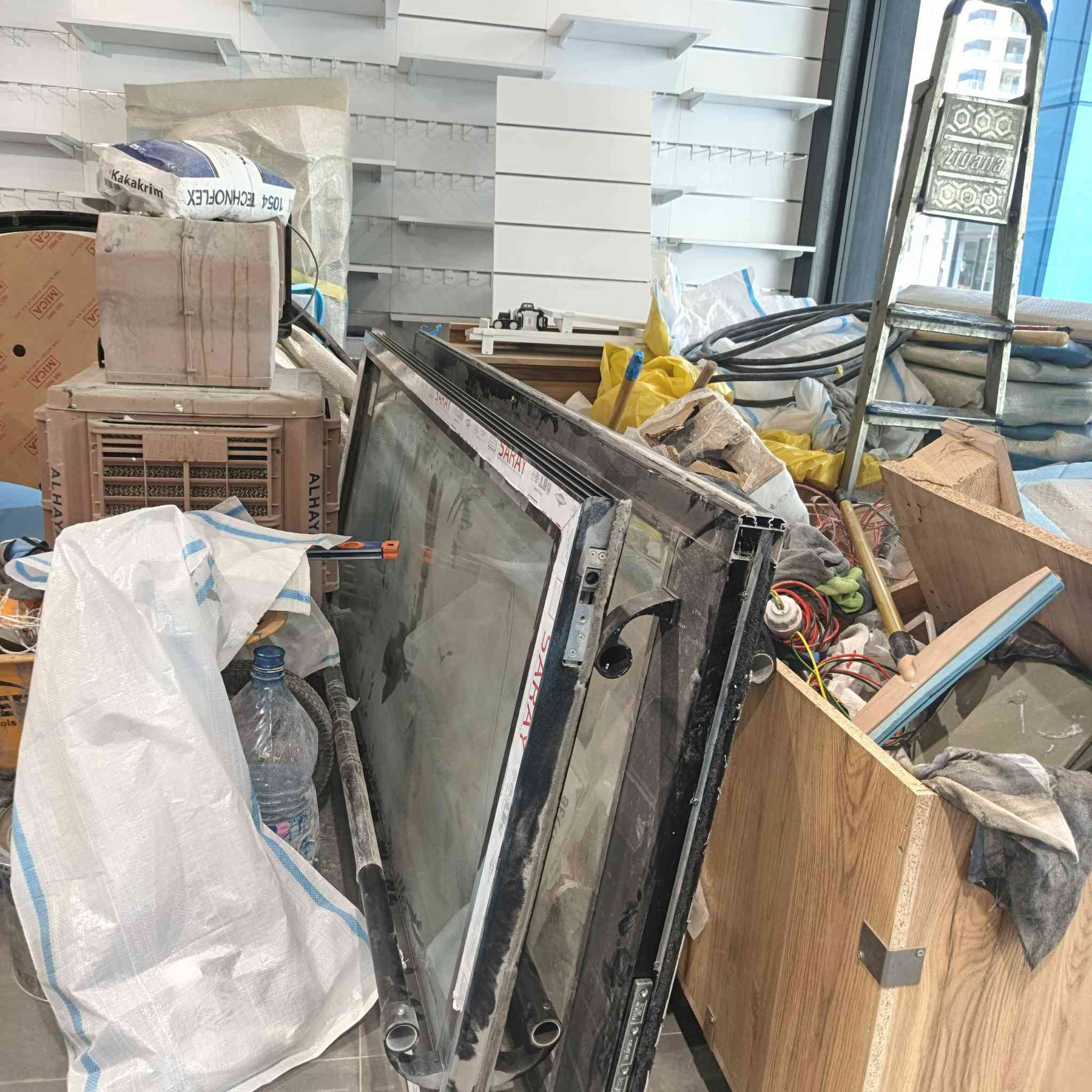 سلام عليكم باب ألمنيوم طلاكتين للبيع سعر 750وبي مجال بيع مستعجل تصفيه محل  رقم الهاتف  ***********
