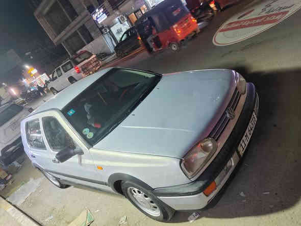 السلام عليكم اخواني الكرام للبيع فولكس واكن كولف موديل 1994 لون سلفر بدون صبغ بدون ضربة طخات كلش خفيفة صدر امامي خلفي كلة نضيف مسويلها إدامة بلكات فلاتر تخم واير بلك درايم شفت جدد تخم اذاين جدد باتري جديد مكينة حجم 2000 محرك كير كلج كلش ممتازات السيارة كير عادي كلش انطلاقتها سريعة ومعدل وسرعة امشي بيها شكد ميعحبك عداد المشي 156 الف سيارة علي ايد وحدة دواخل السيارة جديدة كشنات 4 تجاوي كهربائيات السيارة كلها شغالة مازدات عدسة شباك خطين بك لايت V6R  بلوجكتر بلادي اصلي ويل كب بلادي هوة و الكبات
تايرات نضيفة 
رقمها الجديد وسنوية مجددها وهزة جديذة  
السيارة سنتر لوك بلادي مسجل سمعات تخم جدد 
السعر 51 ورقة وبيها مجال بسيط جدا 
العنوان بغداد الجديدة 
*********** عبدالستار
