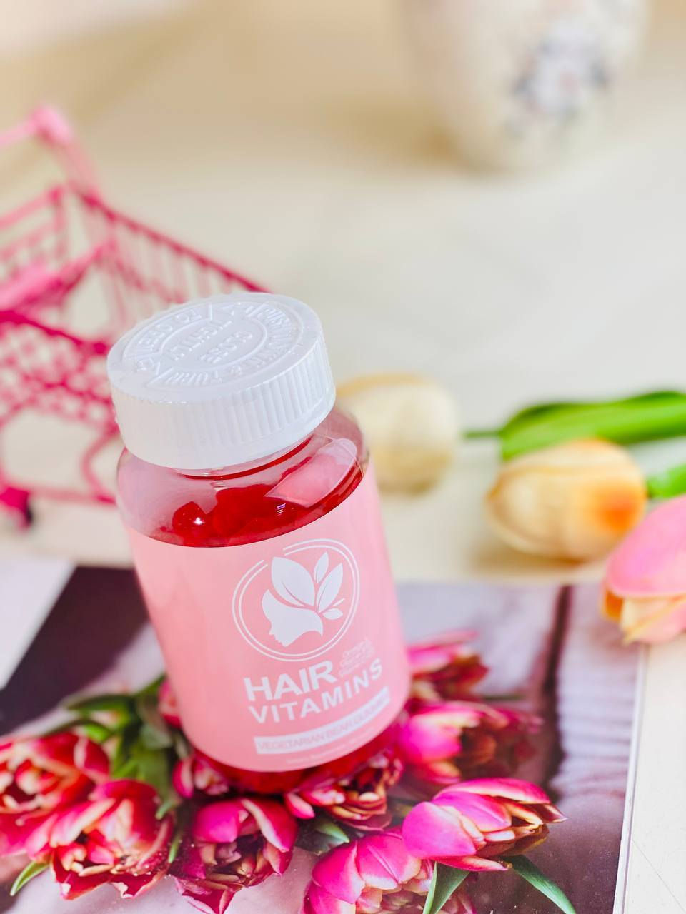 مكمل Hair Vitamins (فيتامينات الشعر) على شكل Gummies نباتية.
، تحتوي العلبة على 60 حلوى

Omega-3 🐟🌱 (مهم لتغذية بصيلات الشعر ودعم صحة فروة الرأس).

Vitamin B12 (فيتامين ب12 يساعد في تكوين كريات الدم الحمراء وبالتالي تحسين وصول الأوكسجين والعناصر الغذائية إلى بصيلات الشعر).

Vitamin C (مضاد أكسدة مهم لإنتاج الكولاجين الذي يدعم قوة الشعر).

Vitamin D (يدعم نمو الشعر ويقوي المناعة).

✅ الفوائد :
تقليل تساقط الشعر.
دعم نمو شعر صحي وكثيف.
تقوية الأظافر أيضاً (بسبب الفيتامينات).
تحسين نضارة البشرة (نتيجة احتواءه على فيتامين C وD).
المنشأ أسبانيا الأصلي 🇪🇸


**إذا كنت صاحب هذا الإعلان وتريد حذفه لأي سبب، رجاءا أرسل رسالة إلى الدعم الفني**