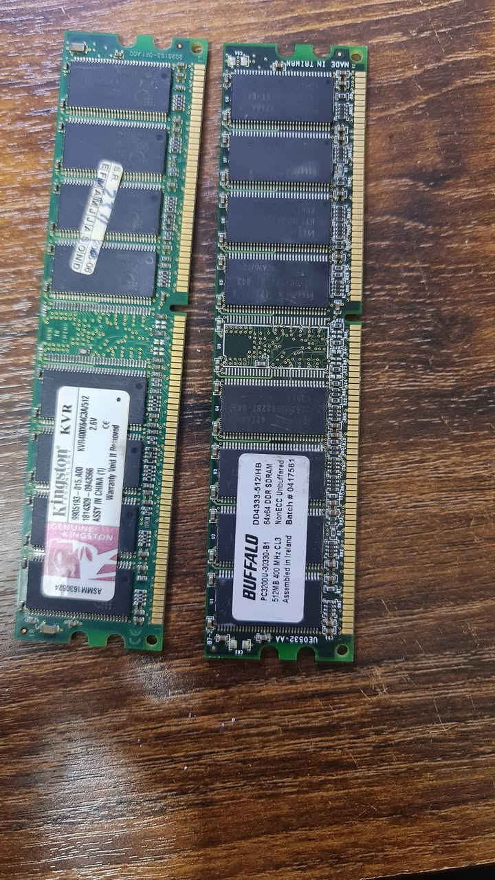 خلي سعر وبالعافي 
تظهر الصورة وحدتي ذاكرة وصول عشوائي (RAM) من نوع DDR SDRAM ، وإليك أبرز مواصفاتهما:
وحدة Kingston: تحمل الطراز KVR400X64C3A/512، وهي ذاكرة بسعة 512 ميجابايت، وتعمل بتردد 400 ميجاهرتز (PC3200)، وتتطلب جهد كهربائي 2.6 فولت.


**إذا كنت صاحب هذا الإعلان وتريد حذفه لأي سبب، رجاءا أرسل رسالة إلى الدعم الفني**
