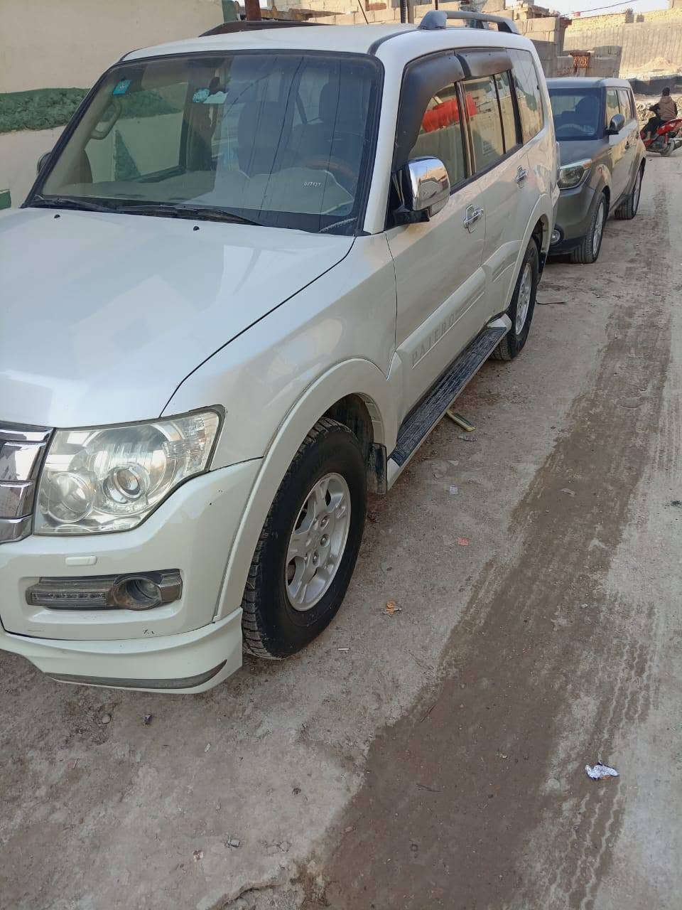 السلام عليكم باجيرو موديل ٢٠٠٨ محدثه ١٦  كير مكفول ومكينه بيه لا ستيك ولف تبريد ثلج مكفوله من الصبغ والضربه  مواصفات اشاير بامري تحكم ستيرن  السعر ١٢٠ وبيه مجال مكاني بابل اكثر استفسار ***********
