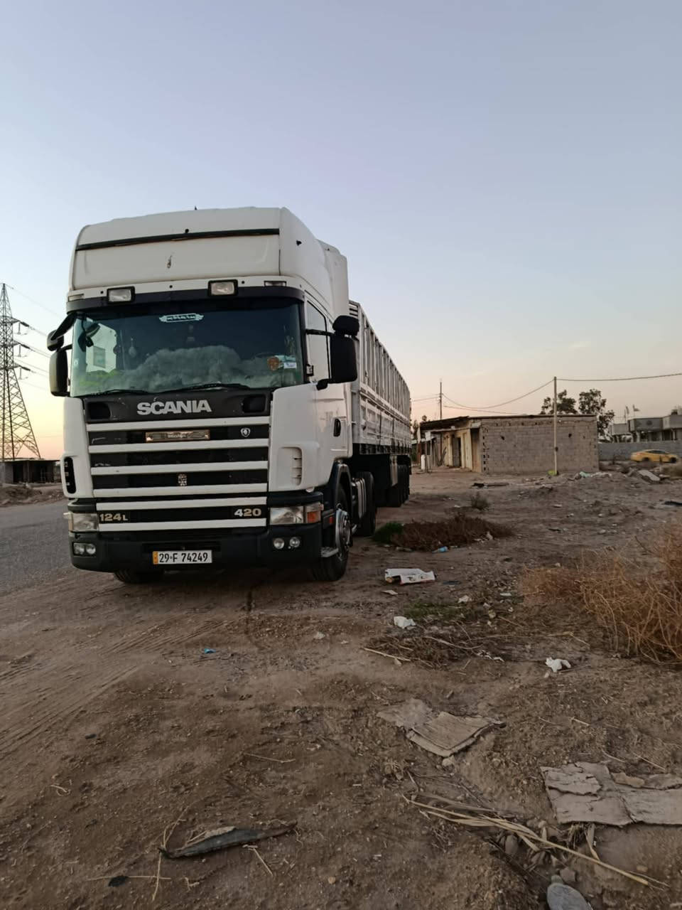 سكانيه للبيع محرك ٦انجكتر موديل ٢٠٠٠ رقم واسط شرط تحويل هزه جديده سعره ٢٤٥ وبيه مجال للشراي مكان بابل النيل /***********
