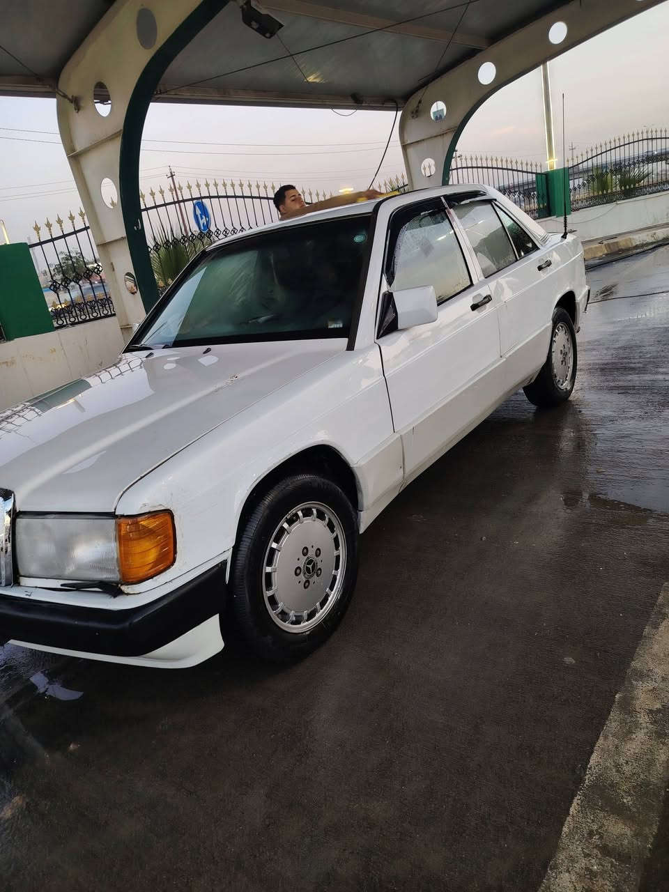 للبيع او مراوس مرسيدس بنز 190 موديل 1990 (كلاسيك)
السيارة نظيفة وتشتغل زين، استخدام شخصي.
المحرك: نوع وينجي 6 سلندر ممتاز
القير: أوتوماتيك
اللون: أبيض
الهيكل: بحالة جيدة
الإطارات: زينة
السيارة محافظ عليها وتصلح للاستخدام اليومي أو لهواة الكلاسيك
الموقع: كركوك
السعر:  53 $ قابل للتفاوض للجادين فقط
للاستفسار: 📞 ***********
