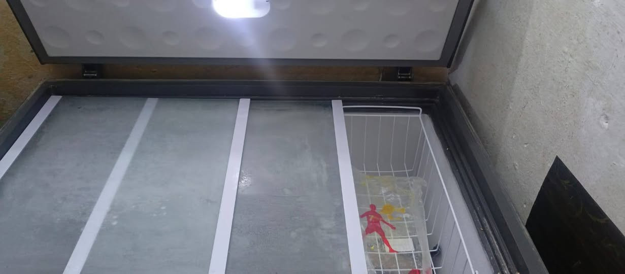 مجمده للبيع صار لها سنه مستخدمه سعره ب 300  كلش نظيف  واتساب ***********
