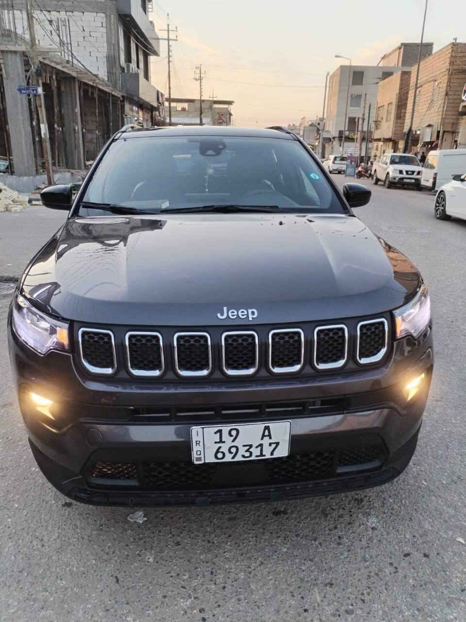 سيارة SUV مدمجة بتصميم عصري، أداء قوي، متكاملة، جيب كومباس لاتيتيود 2023. السيارة وارد أمريكا، وتم تصليحها باحتراف وهي الآن بحالة ممتازة وجاهزة للاستخدام.

⸻

 المواصفات العامة:
 • الموديل: جيب كومباس لاتيتيود (Latitude)
 • السنة: 2023
 • اللون: رمادي معدني (Metallic Gray)
 • بلد المنشأ: وارد أمريكا
 • المسافة المقطوعة: 56000 كم)
 • الحالة: تم تصليحها بالكامل بعد حادث، وتم ترخيصها وتسجيلها في العراق

⸻

 الأداء والمحرك:
 • المحرك: 2.4 لتر، 4 سلندر Tigershark MultiAir 2
 • القوة الحصانية: 180 حصان
 • ناقل الحركة: أوتوماتيكي بـ 9 سرعات
 • نظام الدفع: دفع رباعي (4X4)
 • استهلاك الوقود: اقتصادي، ما بين 7.8 - 9.5 لتر لكل 100 كم

⸻

 التصميم الخارجي:
 • شبك جيب الأيقوني بسبع فتحات مع لمسات كرومية
 • مصابيح أمامية وخلفية LED بالكامل مع إضاءة نهارية DRL
 • عجلات رياضية سوداء قياس 18 إنش
 • سقف بانورامي متوفر في بعض الفئات
 • باب خلفي لسهولة التحميل

⸻

 الداخلية والراحة:
 • عدد المقاعد: 5 مقاعد بتصميم مريح
 • الخامة: مقاعد جلدية فاخرة
 • المقاعد الأمامية: قابلة للتعديل كهربائيًا بـ 8 وضعيات
 • التدفئة: المقاعد الأمامية مزودة بـ خاصية التدفئة
 • التكييف: نظام تحكم بالمناخ ثنائي المناطق
 • نظام المعلومات والترفيه:
 • شاشة لمس 10.1 إنش
 • Apple CarPlay و Android Auto
 • نظام صوتي فاخر
 • منافذ USB-A و USB-C في الأمام والخلف
 • كاميرا رؤية خلفية مع حساسات

⸻

 أنظمة الأمان والمساعدة:

 نظام الكبح التلقائي في حالات الطوارئ
 مساعد البقاء في المسار
 تنبيه النقطة العمياء
 مثبت سرعة متكيف مع ميزة التوقف والانطلاق
 حساسات أمامية وخلفية لصف السيارة
 نظام مراقبة ضغط الإطارات

⸻

   

 مكان السياره كربلاء ***********
