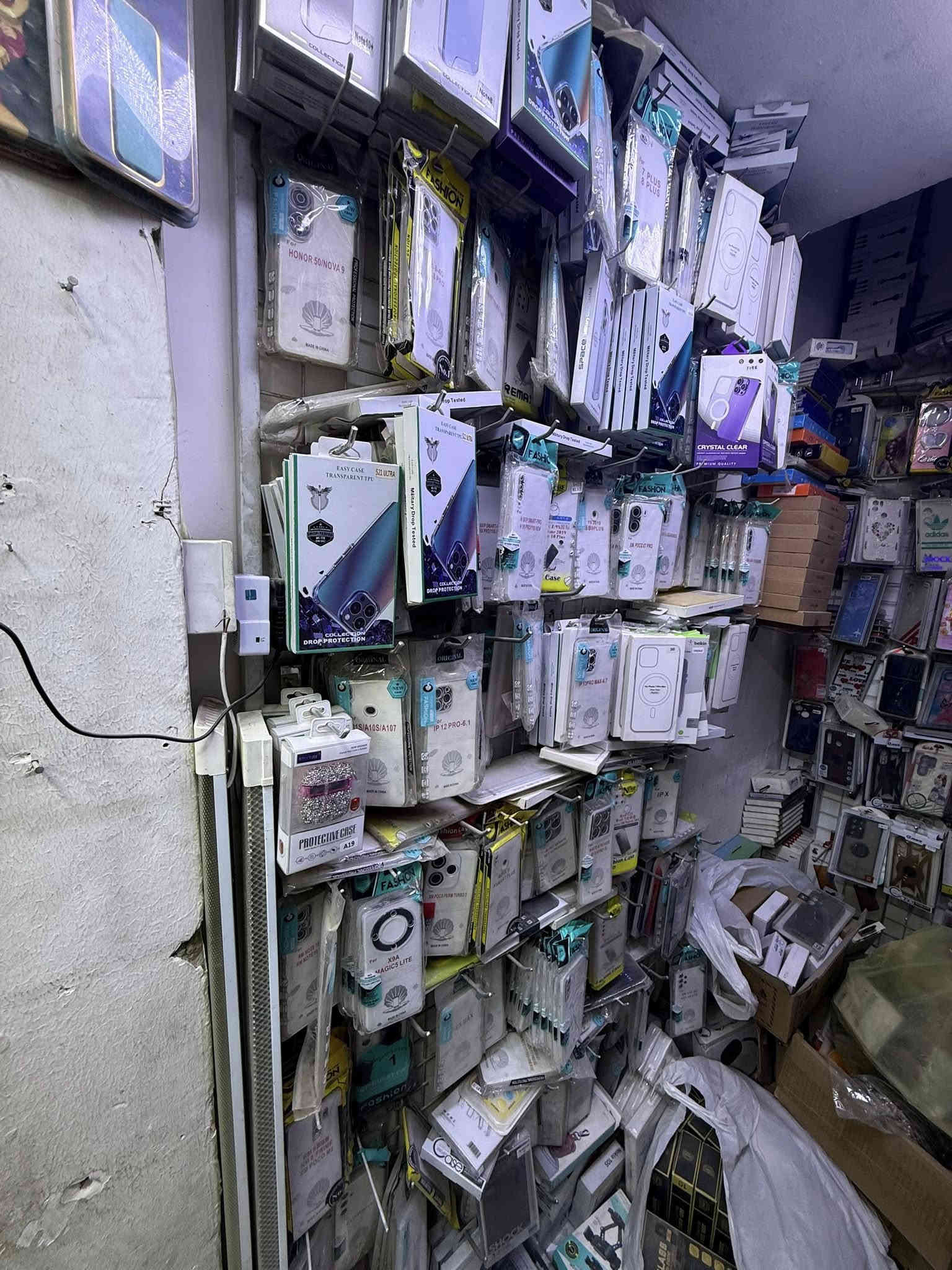 اكسسوارات موبايل للبيع تصفيت محل المحل كامل من كفرات ولاوصق وشاحنات وسماعات ما يقارب بيه اکثر 5000كفر 90% انواع حديثه
ودفتري 
وشفاف 
للاستفسار ***********
