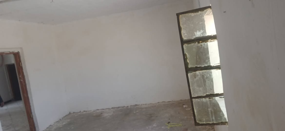 سلام عليكم دونم وبي بيت جبير البيت يتكون من 4 غرف وصاله المطبخ خارجي ديوان طول 13 عوزه لباخ بقيت دونم فارغه بي كهرباء خاصه لك  العنوان شارع الملوه اليربط بين سفوان ولخور حسينيه نواشي يبعد عن شارع تقريب 150 متر للستفسار ***********
