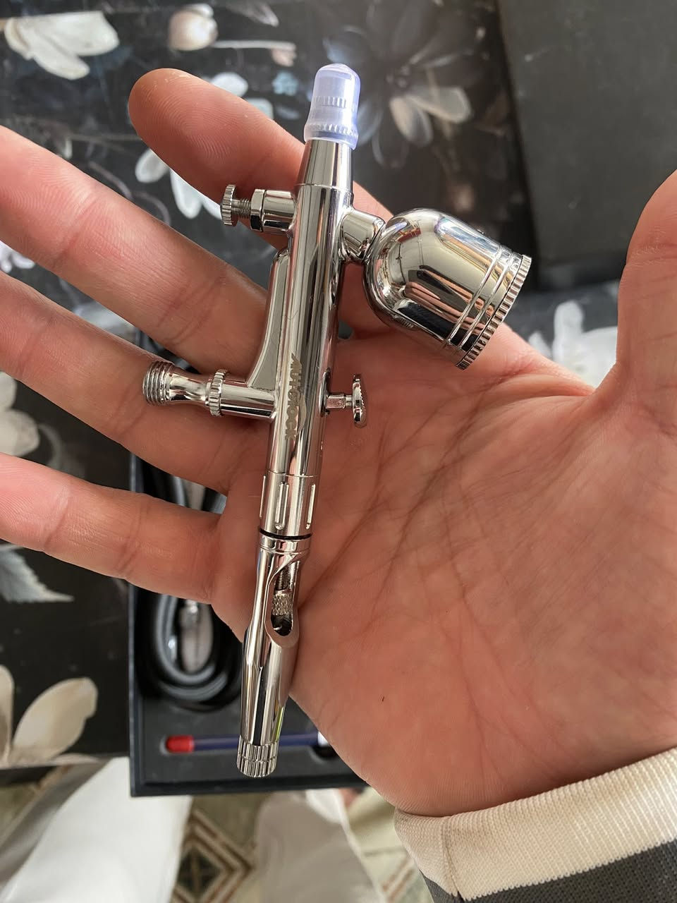 سلام عليكم 
مسدس رش (Airbrush) من نوع Fengda FE-180K. 
الاستخدامات: مثالي للأعمال الدقيقة، النمذجة، فن الأظافر، الوشم، وتزيين الكيك. 
المواصفات: يتميز بآلية مزدوجة الفعل للتحكم في كمية الهواء والطلاء. 
المحتويات: تتضمن المجموعة إبر وفوهات بمقاسات 0.2 ملم و 0.3 ملم، بالإضافة إلى خرطوم هواء. 
المميزات: يحتوي على محدد لموضع الإبرة ومسمار هواء قابل للتعديل لتحكم دقيق. 

اعلى سعر ابيع توصيل جميع الامحافظات


**إذا كنت صاحب هذا الإعلان وتريد حذفه لأي سبب، رجاءا أرسل رسالة إلى الدعم الفني**