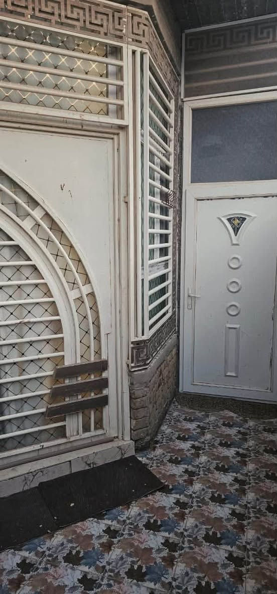 ياالله 
دار للبيع  
حي الجامعة 
100م
مربع جديد بناء درجة اولى طابقين 
مربع وركن وبالبداية وقريب علية مدرسة 
يحتوي 
الطابق الاول غرفة النوم وصالة واستقبال ومطبخ وصحيات 
الطابق الثاني غرفتين نوم وصالة وحمام 
ملاحظة الدار مطلوبه اسكان 
وع شارع عرضة 15 
للاستفسار 
***********
مكتب أملأك للعقار العروبة شارع المتحف
