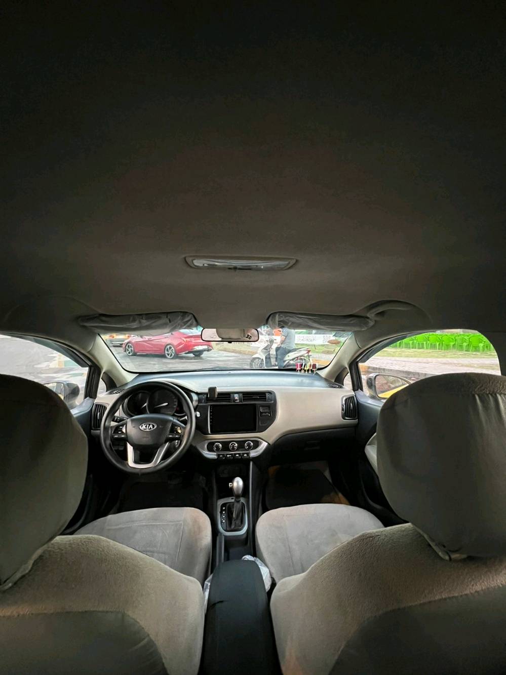 سيارة كيا ريو موديل مميز، لون صفراء. السيارة بحالة جيدة وهناك بعض العلامات الطفيفة على الهيكل كما يظهر في الصور. الداخلية نظيفة ومجهزة بجميع المرفقات الأساسية. مثالية للاستخدام في المدينة.