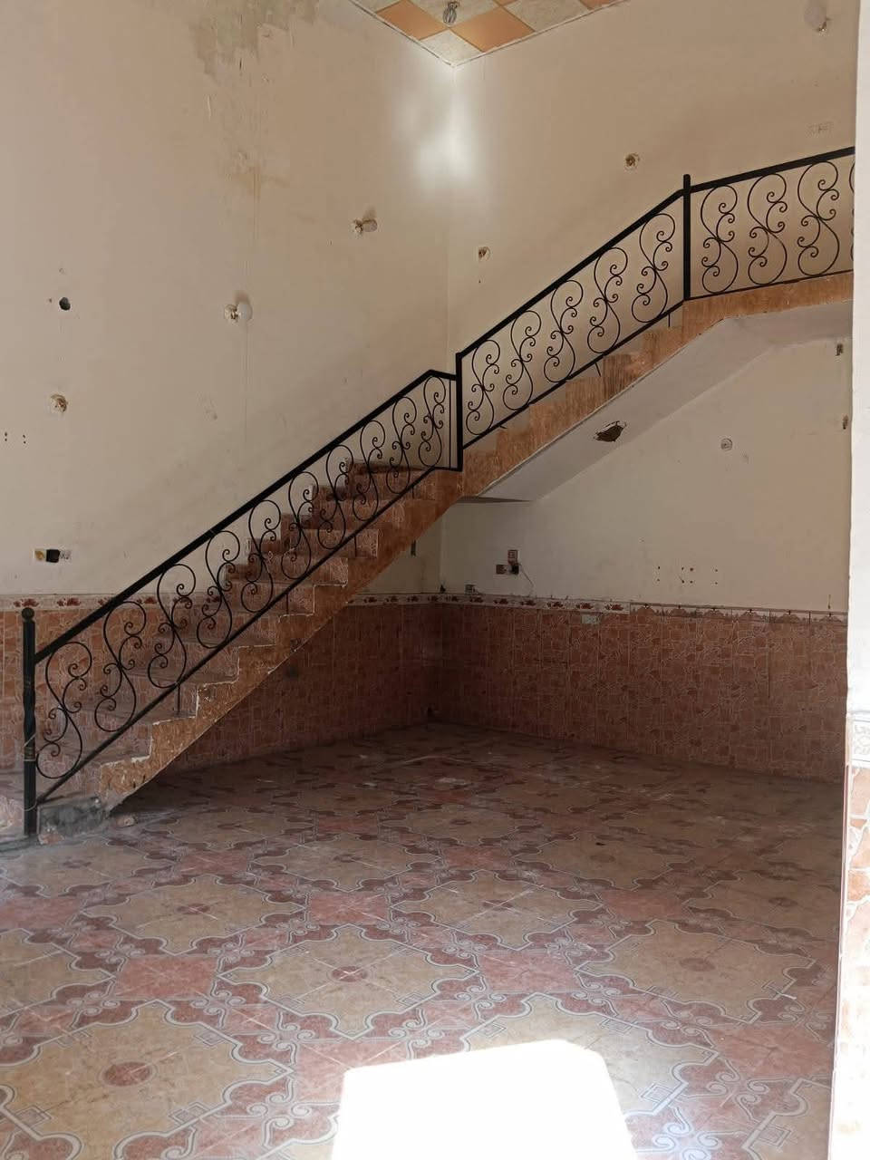 بيت للايجار البهادريه كوت الزاير البيت يحتوي عله 3غرف وصاله كبيره ومطبخ وصحيات وكراج كبير سعر الايجار500وبي مجال معه خط نت مجاني ***********
