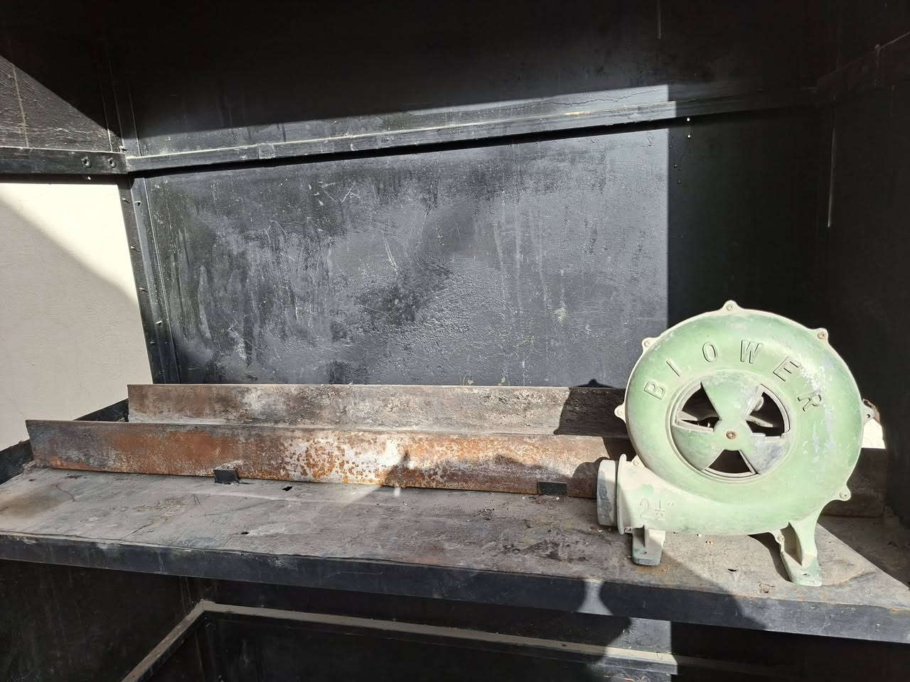 موجوده شواية(منقلة) كباب ومشويات حديد وياها دكت صغير وشيلمانه وماطور دفع الهواء.
سعرها ١٢٥
مكانها بغداد الدوره
***********
