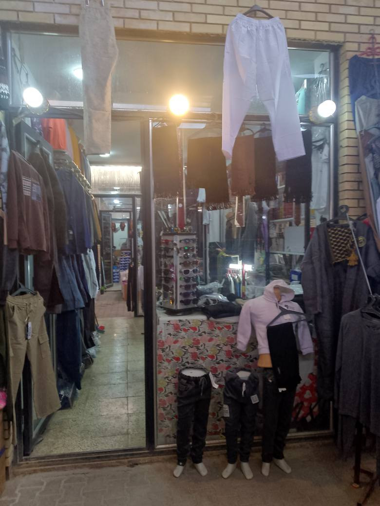 محل ملابس للبيع موجود بوسط السوق الي تكون داخل كراج الاحياء بثورة العشرين النجف الاشرف يحتوي على رفوف واستاندات وتعاليك وملابس رجالي واطفال وكلشي يخص الرجال والاطفال اكسووارات محل ايجار 

للحاب يتواصل مراسلة واتساب *********** النجف, العراق
