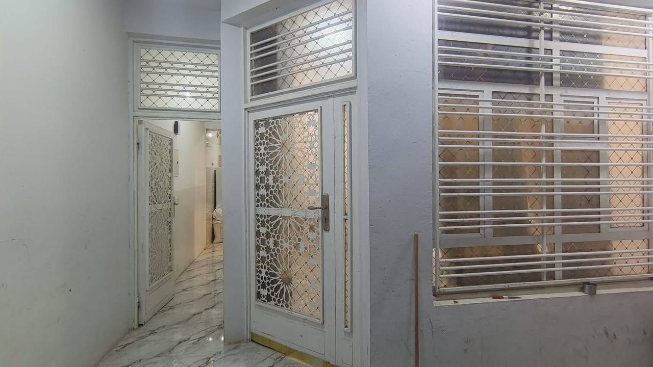 سلام عليكم بيت 100م قاط واحد كاطون رازي مسافه قريبه عن جامع الغفار  السعر 65 وبي مجال لطيبين ***********
