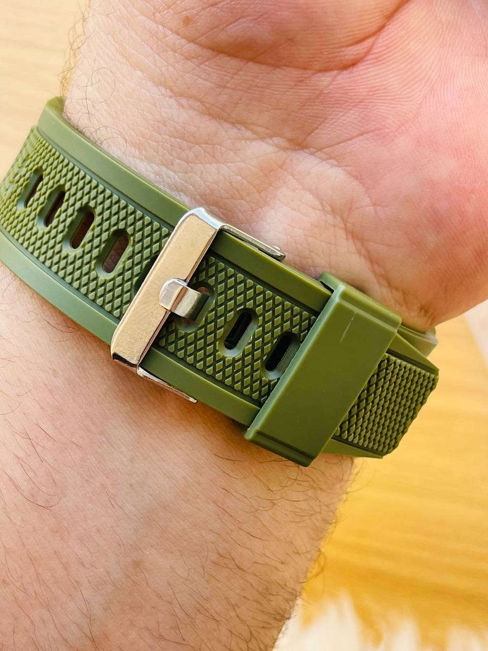 .
## ⌚️ الأناقة الرياضية في ثوبها الجديد – ساعة LASKA

اجمع بين العصرية والعملية مع ساعة AIKE AK-611 الرقمية 
 تصميم يدمج بين المظهر الرياضي الكاجوال والنعومة اليومية، ليكون الرفيق المثالي لكل الأوقات.

### ✨ أبرز المميزات:
 * تصميم انسيابي مريح: تأتي بهيكل بيضاوي ناعم مع سوار سيليكون مرن ومقاوم للتعرق، ليمنحك راحة تامة أثناء ارتدائها طوال اليوم.

 * شاشة رقمية واضحة: عرض متكامل للوقت، الثواني، والتاريخ (اليوم والشهور) برؤية ممتازة.
 * مواصفات ذكية وعملية:
   * إضاءة خلفية (LIGHT) لسهولة قراءة الوقت في الظلام.
#مقاومه للماء
   * منبه يومي (ALARM) لتنظيم مواعيدك.
   * خاصية التوقيت الرياضي (ساعة إيقاف/ستوب ووتش).
*معها بوكس اكلاريك
 * واجهة تحكم سهلة: أربعة أزرار جانبية بتوزيع كلاسيكي مريح للتحكم الكامل في الإعدادات (Mode, Light, Start, Reset).
السعر مفاجأة 🥹🔥🔥♥


**إذا كنت صاحب هذا الإعلان وتريد حذفه لأي سبب، رجاءا أرسل رسالة إلى الدعم الفني**