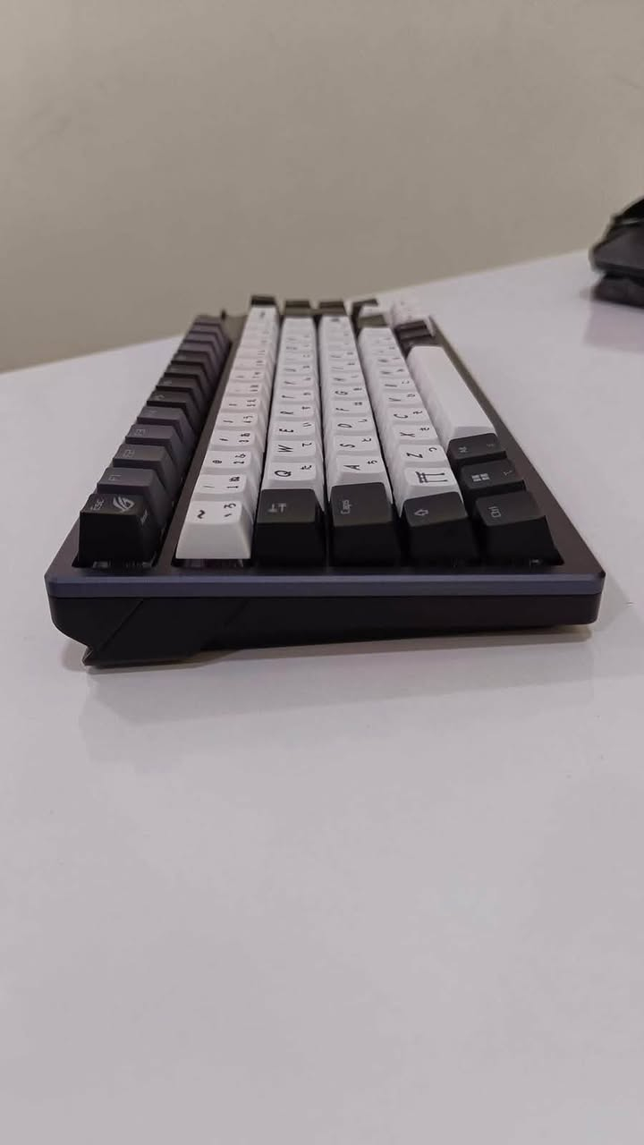 السلام عليكم من رخصة الادمن
كيبورد asus rog azoth للبيع 
الكيبورد نضافة 100% زلغ ممزلوغ وبحالة الوكالة
السعر 250 وبي مجال قليل
للاستفسار خاص او 
***********
