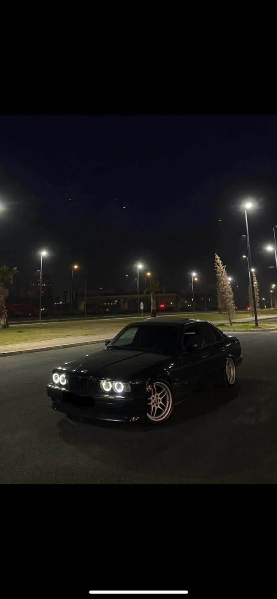 موديل 1992 گير و مه كينه و ئه كسل به شه رت مه كينه 525 گير عادى كوشن جلد ناو فورميكا سلايت ته حديد سورعه ده عامى پيش و پشت M ويل18M عامه لو جوانى ليدران چامه لغى پيشه وه لاى سكن كه مه ك ژورى گرتيه شاسى و سه ره ده بلى نه گرتيه ته حويل وبه ناو كردن به شه رت ٣ وه ره قه غرامه ى له سه ره پاش معامه له وه ريده گريه وه سعر 62 و مه جال گورينه وه ش به شتيك به دلم بى *********** أربيل, العراق
