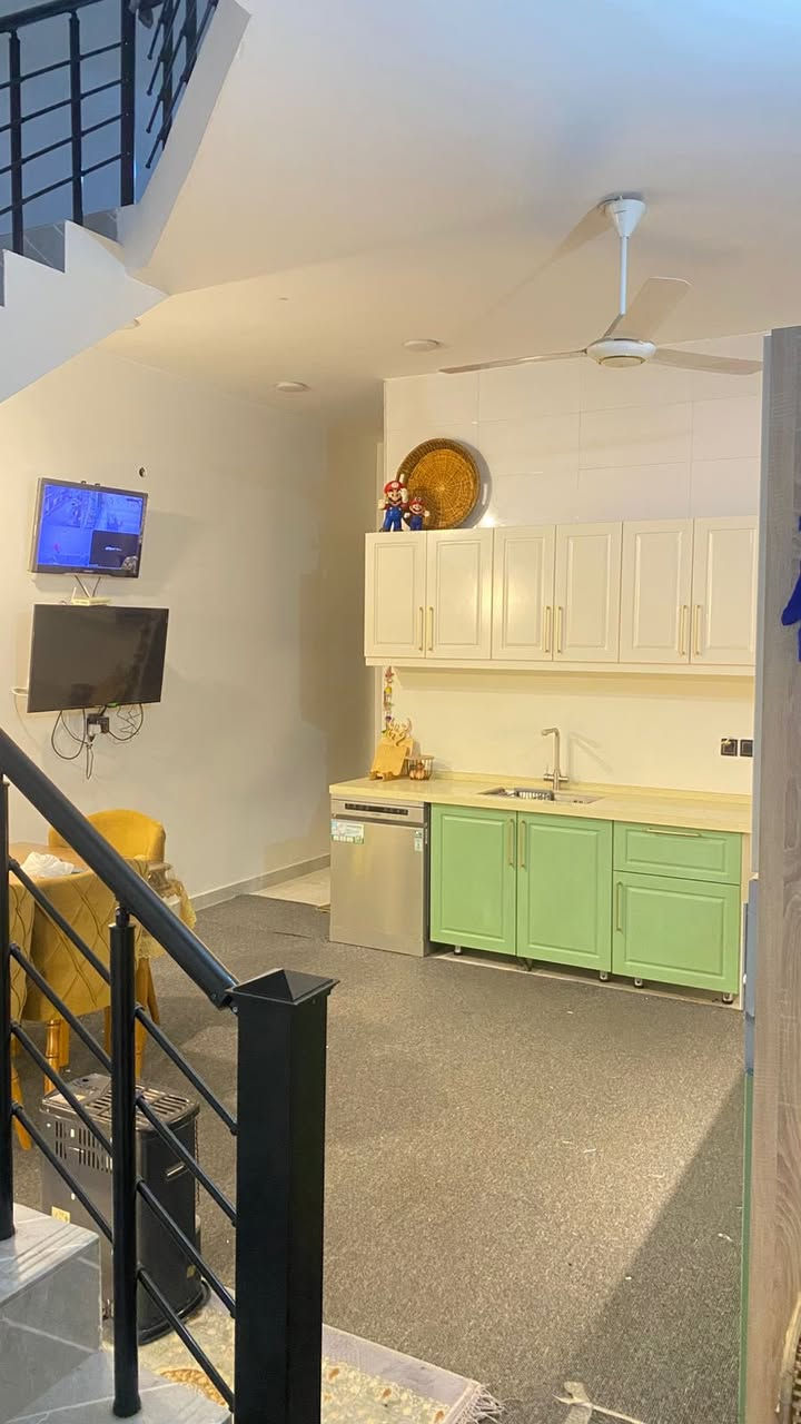 بيت للبيع مساحة 100 متر واجهك 5 نزال 20 بناء حديث 2022 طابقين ونص يحتوي على
4 غرف نوم واستقبال وثلاث صالات كل صالة في طابق 
حمامات 3 مطبخ بارد وحار في المنور 
العنوان شارعين سيد هاشم قرب شارع المعهد 
منطقة مبلطة بالكامل + خدمات كاملة 
السعر 160 مليون 
للاستفسار ***********
