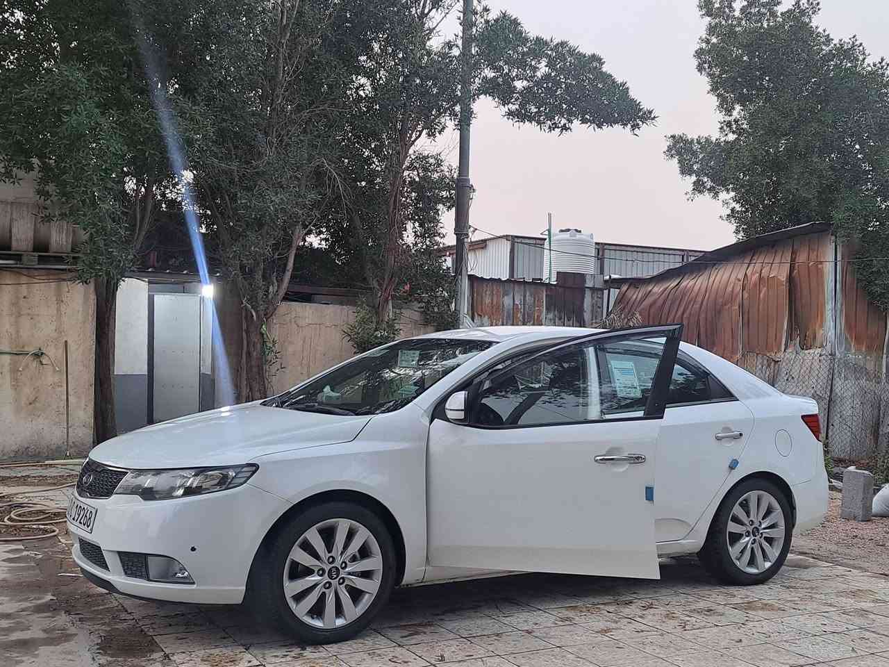 السلام عليكم سيراتو 2012 رقم اربيل فول عده الفتحة اشاير بل مري تحكمات أربعة دسك خمسة ويل كب   بلوتوث اواكس اي بي اس  سياره جاهزه كير مكينه حداديه خير من الله تبريد ثلج سياره جديده ماشيه 200 الف بيهه قطعتين صبغ بدون دواخل سياره احلاة من بالصورة سعر عله خاص ***********
