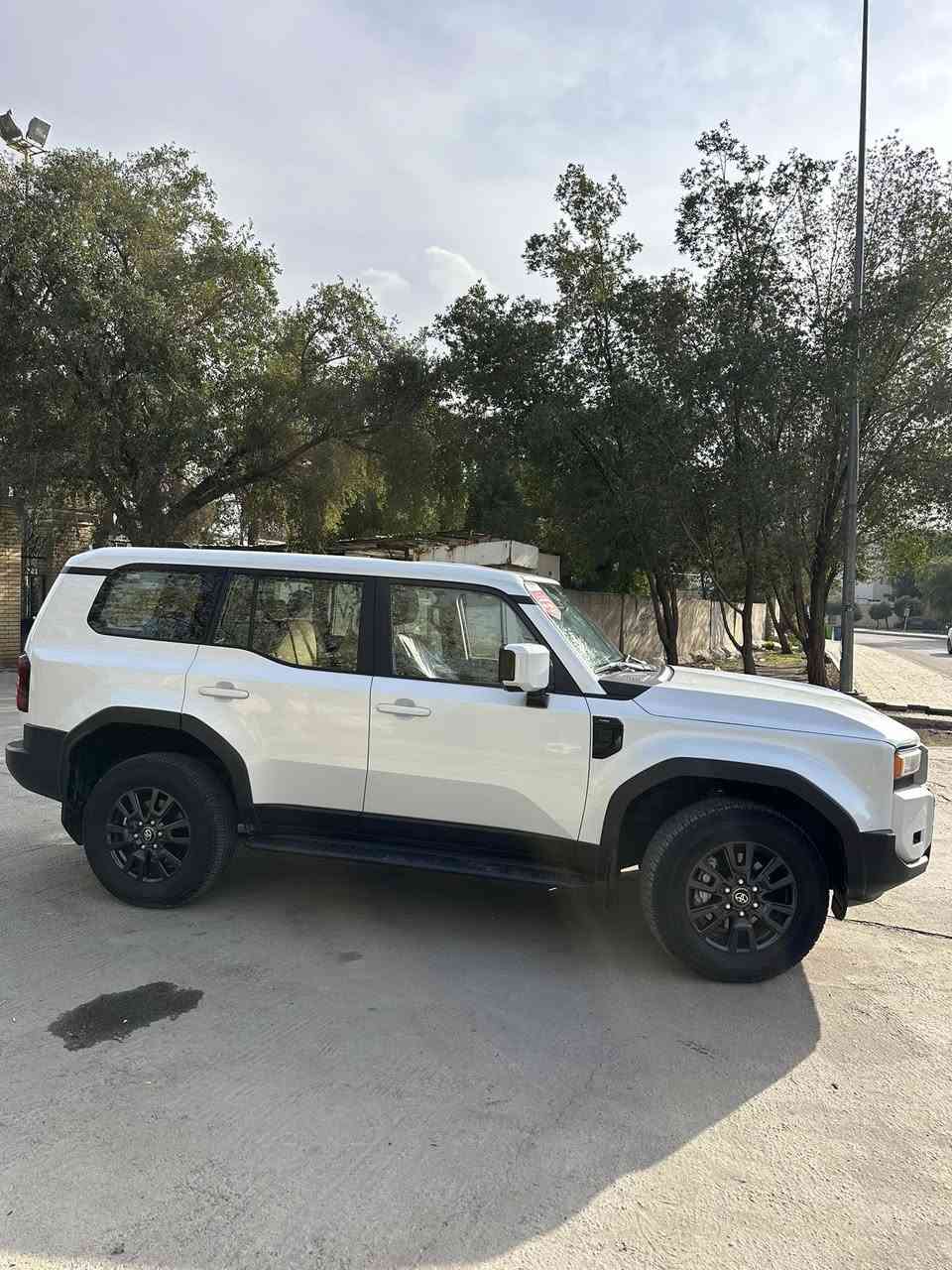 السلام عليكم برادو للبيع موديل 2024 مكفوله كفاله عامة رقم اربيل ماشيه24 عنوان السياره بغداد الحارثيه للتصال ***********
