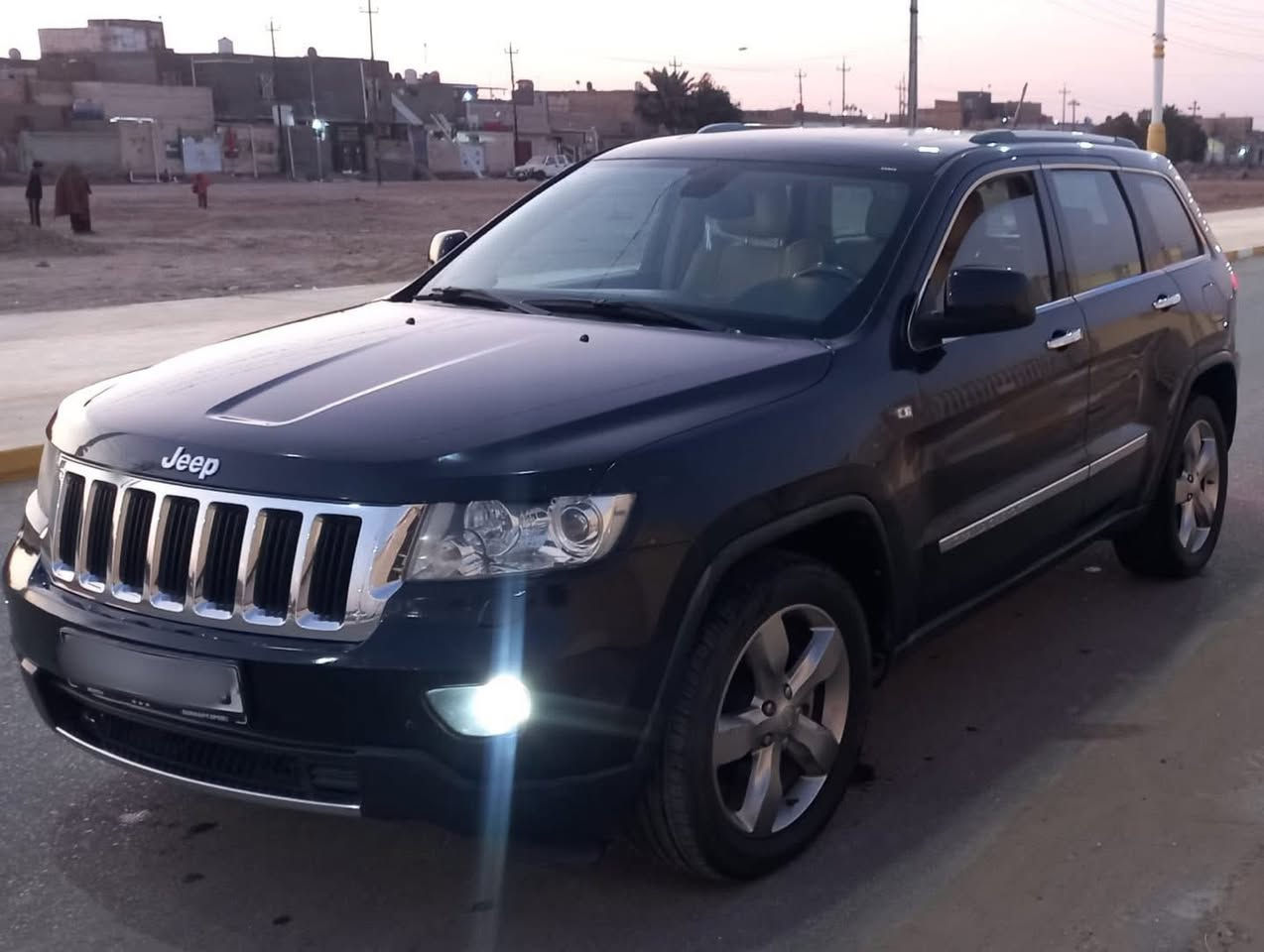 جيب لاريدو لمتد فول مواصفات مكفولة كفالة عامة  خليجي موديل ٢٠١٣ سيارة حلوة مابيهة اي نقص تخم تاير حدادية سفنجة تبريد ثلج غاز البلاد مرقم بصرة معاملة كاملة باقي على دفع الكمرك السعر 135 بيها مجال قليل ***********
