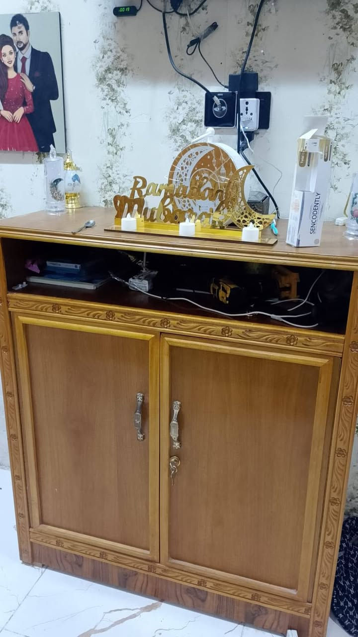 سلام عليكم غرفه معروضه للبيع اسعر مناسب ملون وبيه مجال الغرفه مستخدمه شي قليل اسكن بغداد العبيدي رقم الهاتف 
***********اتصل وبلخدمه
