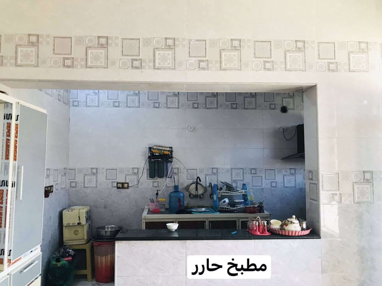 ياالله بيت للبيع المساحه250م طابو صرف جاهز للسكان البيت يتكون من غرفتين نوم وحده سويت 
وصاله كبيره ومطبخ حار وبارد صحيات خارجي وداخلي بناء البيت2024البيتً كامل مكمل رقم الاستفسار***********
العنوان طويريج ام الهوى شارع الحمداني السعر180مع المجال
