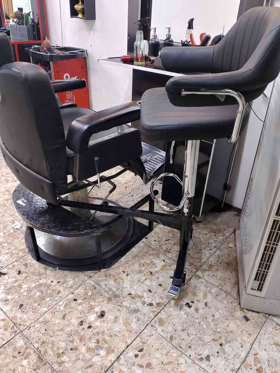 سلام عليكم كرسي مساعد حلاق نضيف جدا استعمال قليل السعر 300
***********
