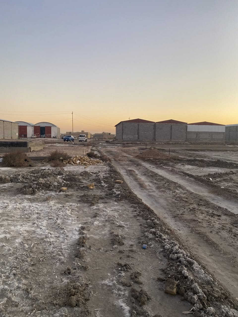 قطعه زراعي شارع الجملونات طريق العكيكه المساحه 400م مسيجه الوجه 19م والنزال21م قريبه علشارع سعر مناسب للأستفسار *********** او مراجعه مكتب عقارات البركه خنيطله شارع الكراج
