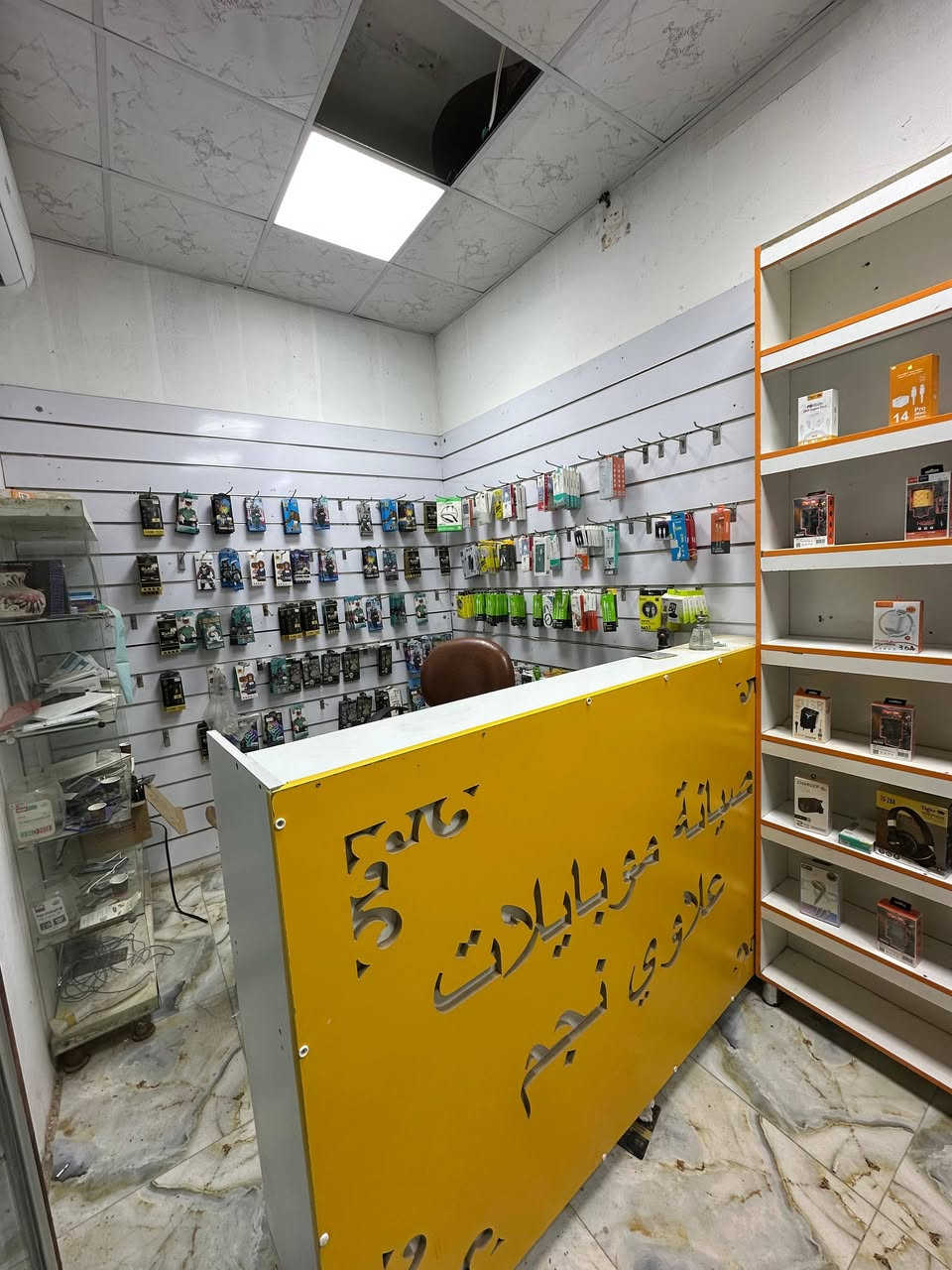 ديكور محل موبايلات كامل للبيع
فاترينات عدد ٣
ميز صيانه
جام خانه غرض موبايلات عدد ٢
هاتف /***********
