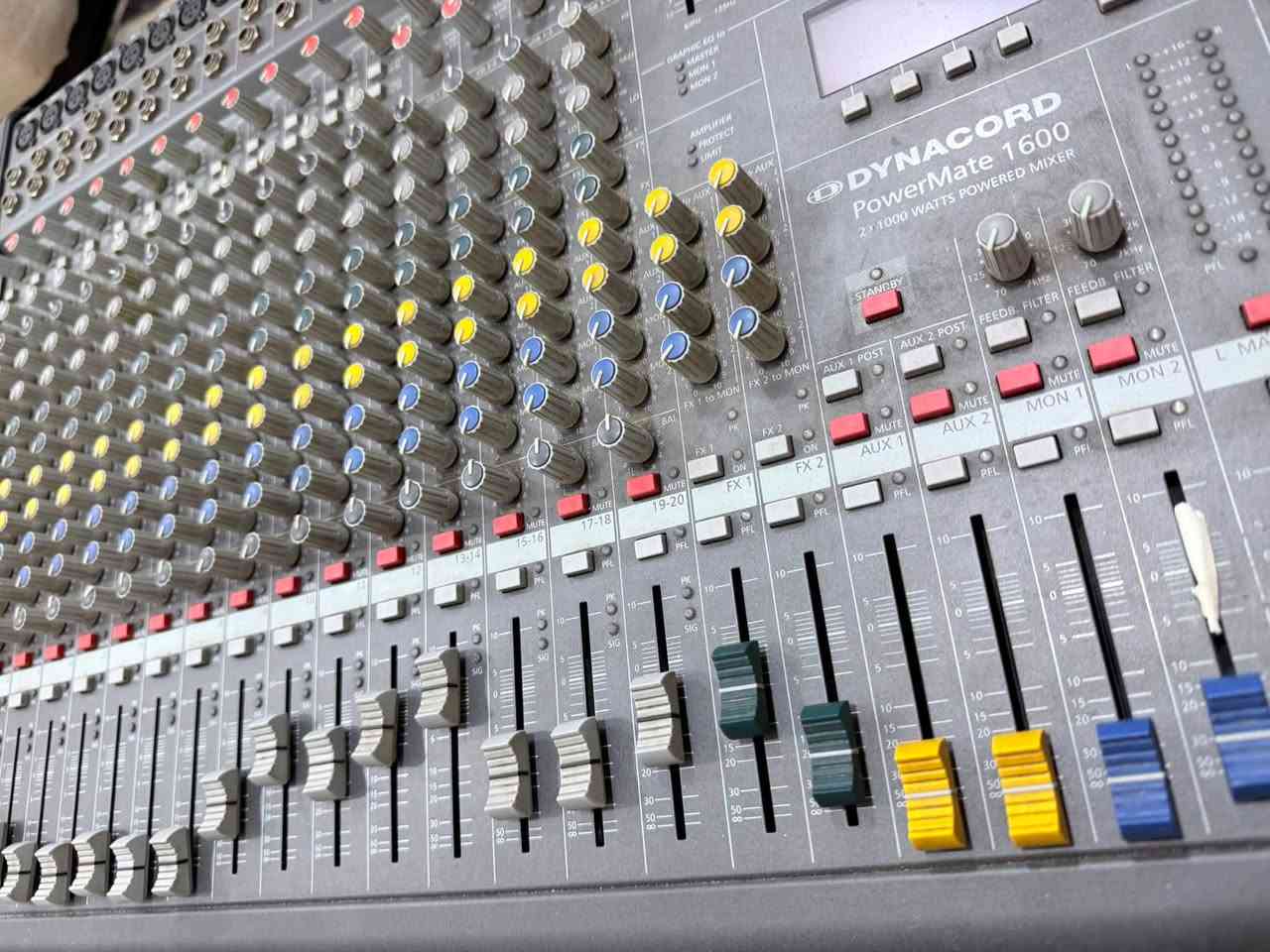 Dynacord PowerMate 1600 )وهو ميكسر صوت احترافي مزود بمضخم صوت داخلي (Powered Mixer).

* حوالي 16 قناة مايكروفون XLR.
* مؤثرات صوتية (Effects) مدمجة.
* Equalizer رسومي.
* مضخم قدرة 2 × 1000 Watts.
* منافذ USB وواجهات تسجيل
الجهاز نظيف واصلي 100% وكله شغال 
للاستفسار 

+964 770 421 6384


**إذا كنت صاحب هذا الإعلان وتريد حذفه لأي سبب، رجاءا أرسل رسالة إلى الدعم الفني**