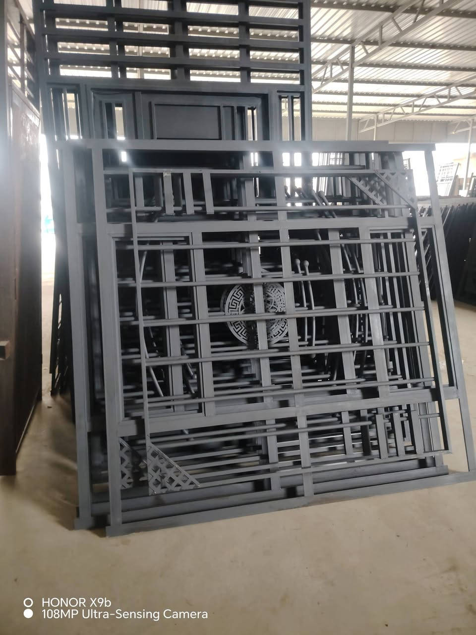 اسلام عليكم يتوفر لدينا جميع انواع الابواب والشبابيك وباسعار خيالية عليك اتصل ***********/*********** وال التوصيل مجاني ضمن حدود الشركاط والزاب والزويه والبيجي نصف اجره
