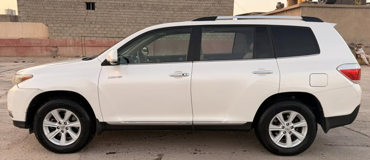 هايلندر موديل 2011سبورت  ابيض  لمتدد سياره مواصفات فول الفول 1/1
السياره كفاله عامه من صبغ وتبديل ليبل واحد حتا دعاميات 

كير محرك عله بلاد 

بصمه تشغيل وابوباب 

اشاير ترحيب 

فتحه سقف 

تلاث قطع تبريد 

ثلاجه 

كشنات جلد وكهرباء 

داخل صحراوي بلكامل

كامره دواره وحساسات 

اناره ترحيب بلمري

فول تحكمات ستيرن 

كروز سرعه 

تبريد بيانو 

جنطه كهرباء 

سبعه راكب 

ستتم سماعات Jbl ودمامات 

يدات نيكل بلادي

شاشه بلادي وشاشه سقفيه 

دبل شاشه  

وبعد هواي مواصفات 

سياره جديده بمعنى الكلمه 

رقم دهوك باسمي  سنويه وهزه جديده

مكان كركوك قضاءالحويجه  

اتصل ***********
