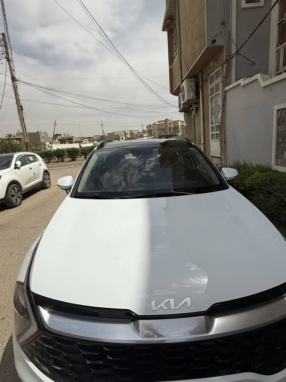 السلام عليكم من رخصة إدارة الكروب عندي سبورتج خليجية وكاله الدولية بلاك بيانو فول مواصفات ماشيه 32 الف موديل 2023سياره نضيفه بدون صبغ بيها بارد قليل اباب الصدر مكان السياره بغداد البلديات السعر 215 ورقه بيها مجال تلفون ***********
