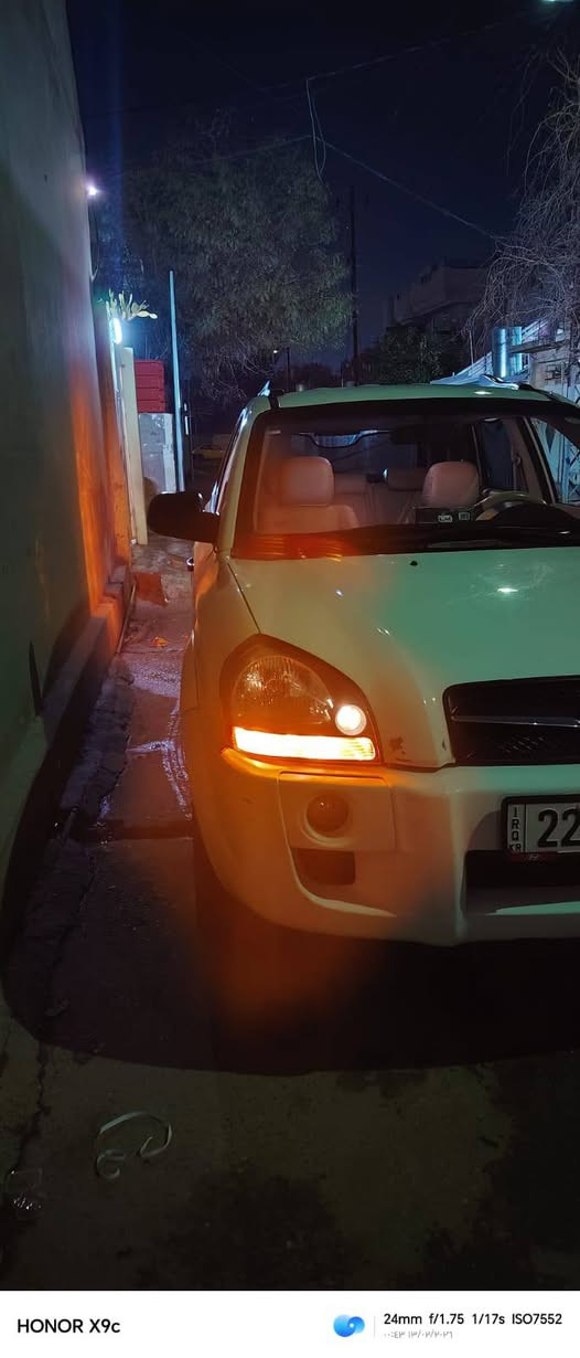 توكسن 2009
باب النفر بي صبغ وجاملخ الكدام بي بارد فقط 
الباقي كلو شرك محرك كير شرط كير توماتيك 
السياره بسمنه كاربون بانزين السياره 
النضافه كدام العين ربع ماتصرف عليها 
***********
