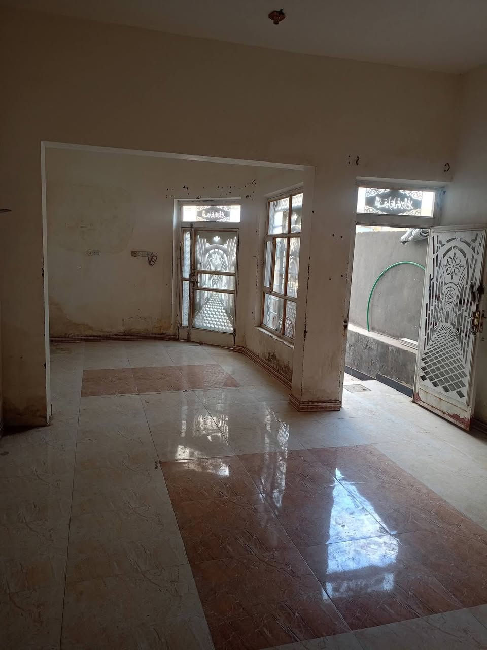 متوفر الان دار سكني #للايــــجــــار

موقعه #التقيه_الثالثة 
نزلت جسر حي النجف، على اليسار، ثاني بيت عن شارع النجف العام.
📐 المساحة: 100م²  
🏠 طابقين

🌷 الطابق الأول:
- غرفة نوم  
- استقبال مفتوحة على الصالة  
- 🫕 مطبخ سيراميك  
- ⛲ صحيات داخلية وخارجية  

🌷 الطابق الثاني:
- صالة  
- غرفة نوم (3×4)  
- سطح  

#ايجاره_300_الف_مع_الماء_والكهرباء 
للاستفسار اكثر 
#واتساب_اتصال_***********
أو مراجعه مكتب السند للعقار الكائن في الجزائر شارع المطاعم مقابل مدارس التفوق الاهليه
