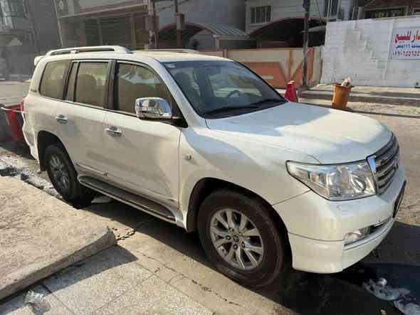 سلام عليكم 
للبيع سياره نوع لاندكروزر ستينيه موديل ٢٠١١ 
٦ سلندر  رقم سليمانيه بسمي سنويه جديده وهزه جديده 
تخم تاير جديد دلوب
حدادي صدر جديده امامي خلفي 
سياره جاهزه من كلشي 

كشنات جلد بقلاوه كهرباءفتحه تحكم ستيرن 
وبعد معروفه مواصفات لاندكروزر
سياره خير من الله 
العنوان بغداد جديده
***********
***********
