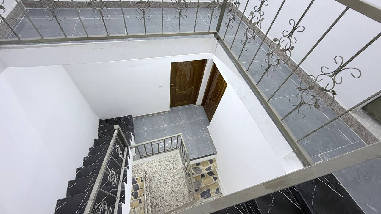 السلام عليكم

دار للبيع طابو ملك صرف للبيع في منطقه بغداد / المعالف - المساحة 100 متر مربع  واجهة 10 نزال 10 / الدار صب مسلح

يحتوي في الطابق ألأرضي على صالة مع غرفه نوم مع مطبخ مع حولي مع خدمات

ويحتوي في الطابق الأول على غرفه نوم عدد 3 غرفه مع بلكونه مع خدمات

ويحتوي في الطابق الثاني على يبتونه وسطح شتايكر البيت باسم شخص واحد وجاهز من كل شي وفارغ جاهز للسكن التعامل مع صاحب العقار مباشرا بدون دلاليه

للاستفسار وأتساب ***********
